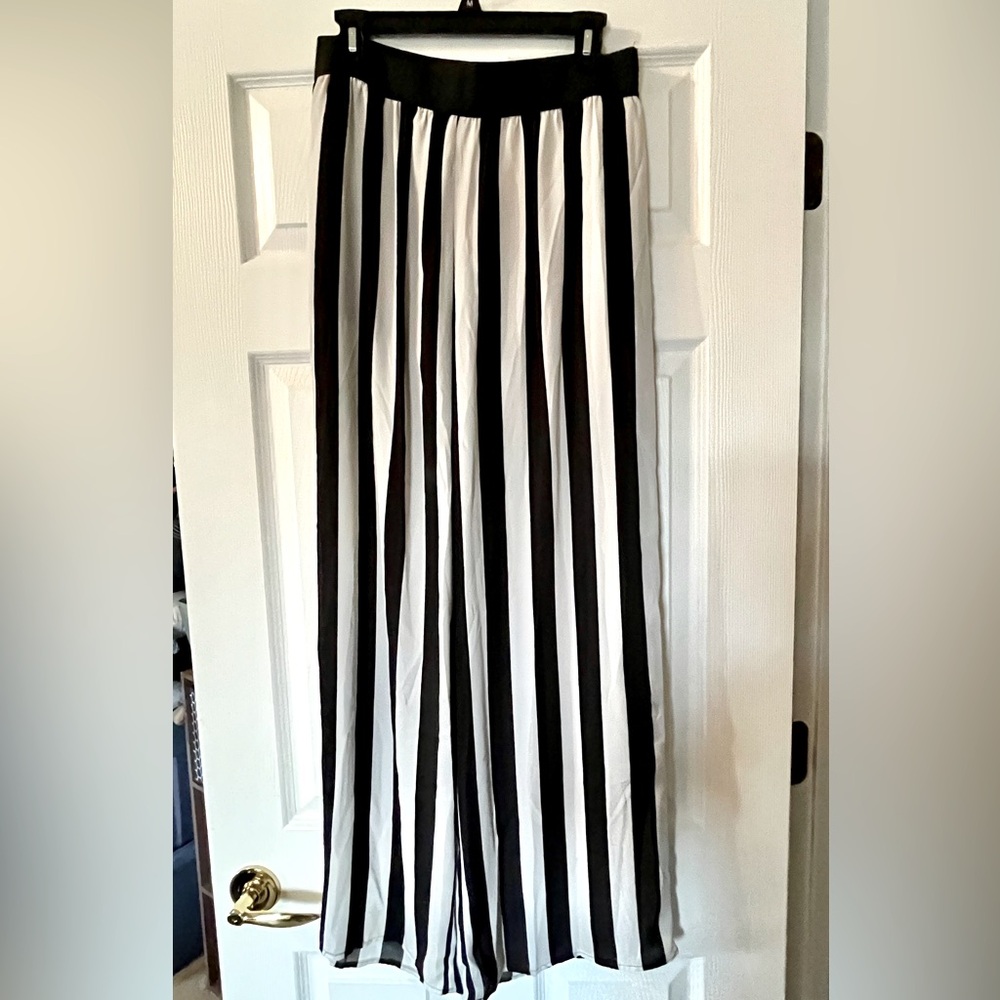 Large - Level 8, wide leg casual pants in very good condition.